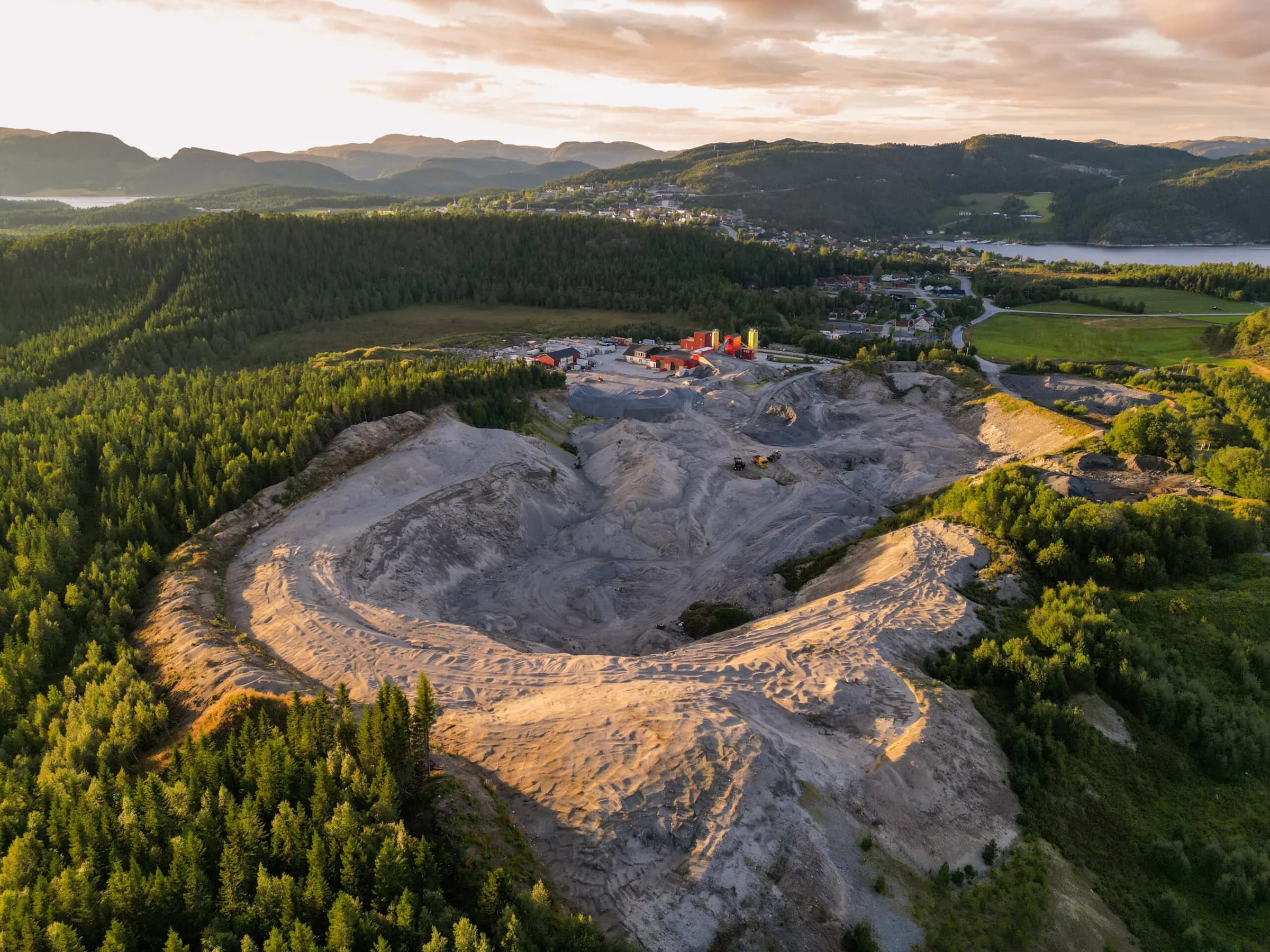 Luftfoto av massetak og betongverk