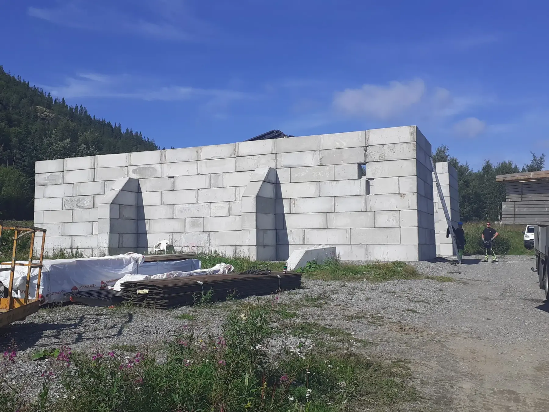 Konstruksjon bygget av betongblokker