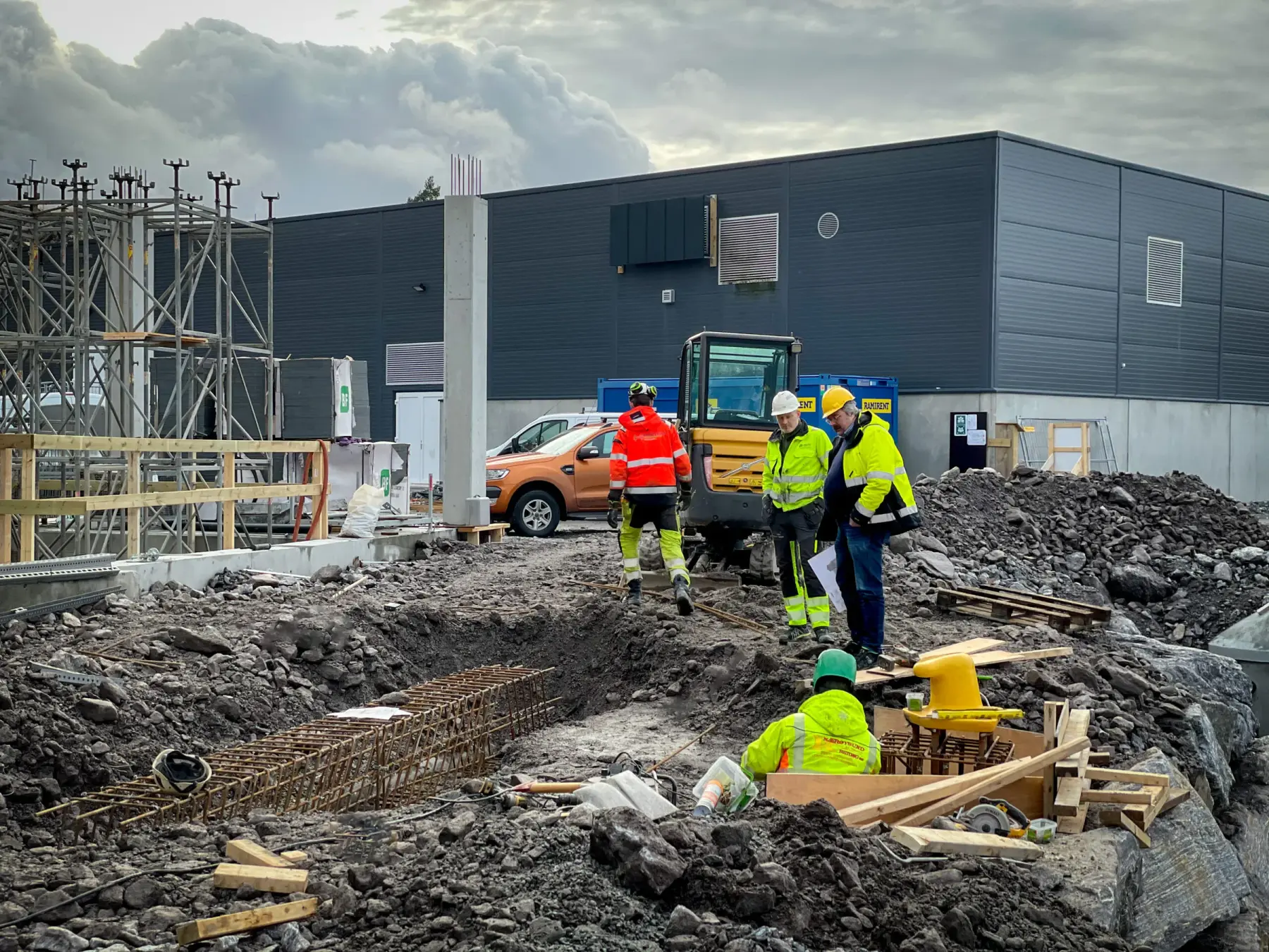 Vi søker etter tømrere og betongarbeidere