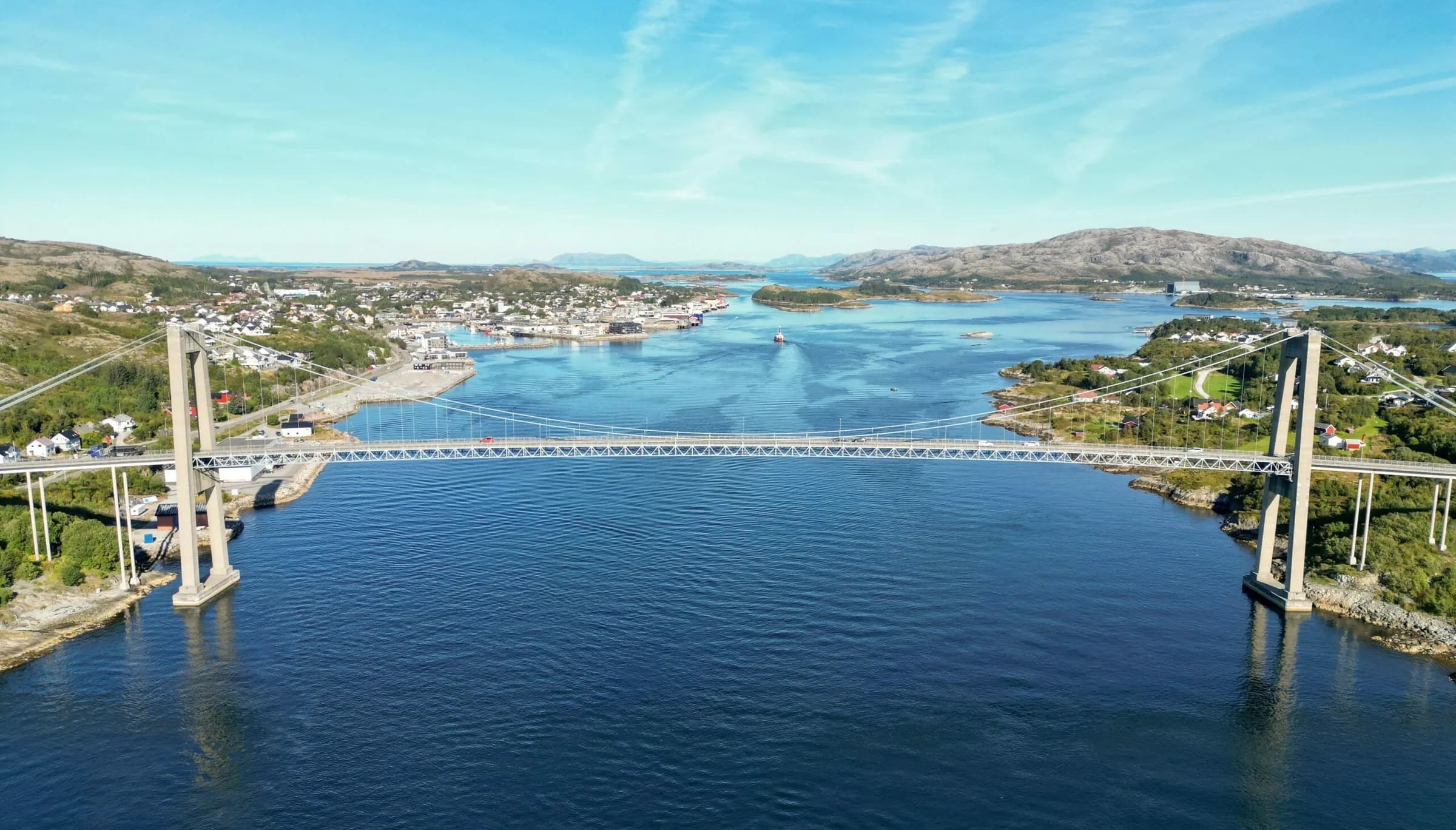 Luftfoto av brua over Nærøysundet